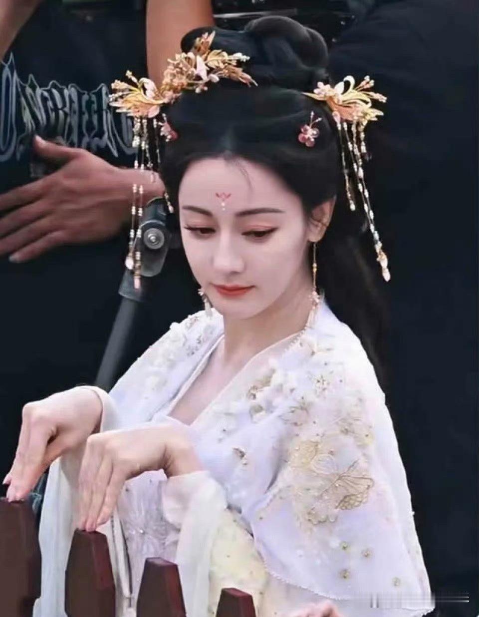 这一套还挺适合热巴的，感觉这个剧是不是热巴古装最好的妆造了。 