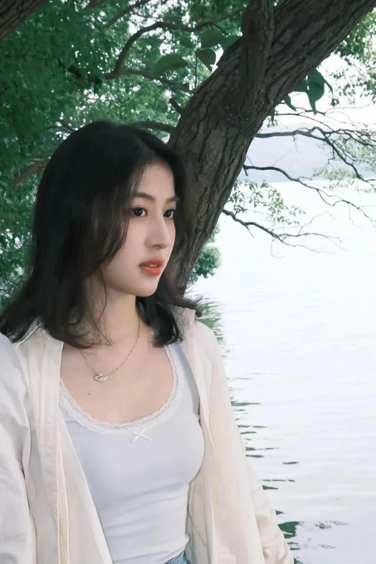 渐行渐远的不止身边的人和事，
还有曾经的那个自己。