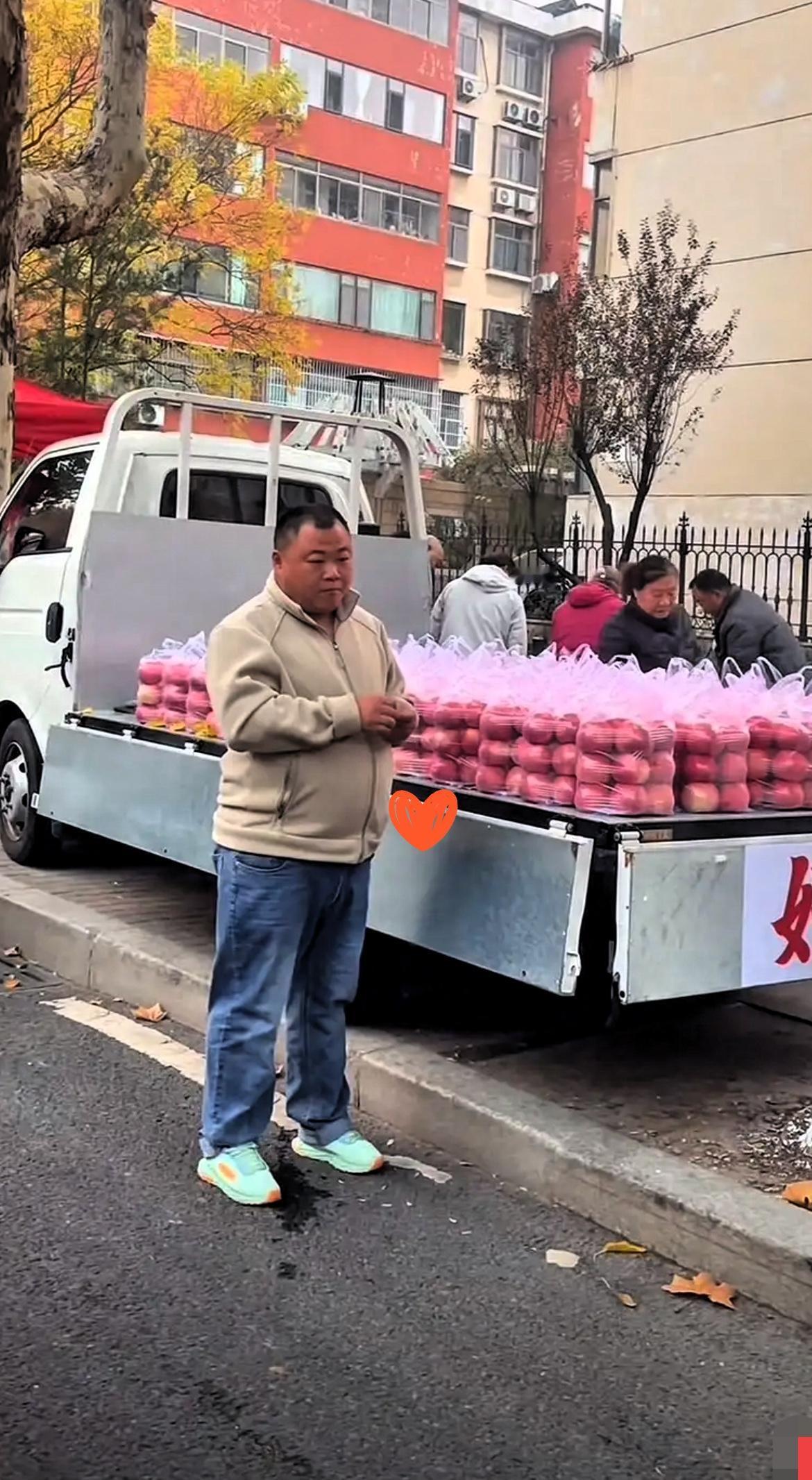 正好我大学同学是山东淄博的，我就问他：“你去买苹果哥的苹果了吗？真摆放得那么整齐