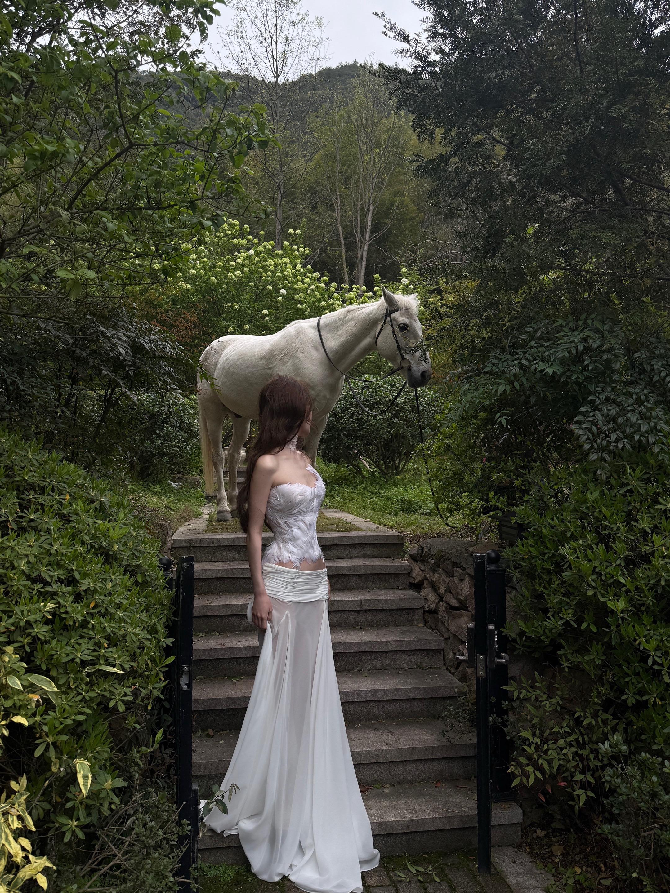 闯入春的后花园🍃。雨天森林里的白马和她