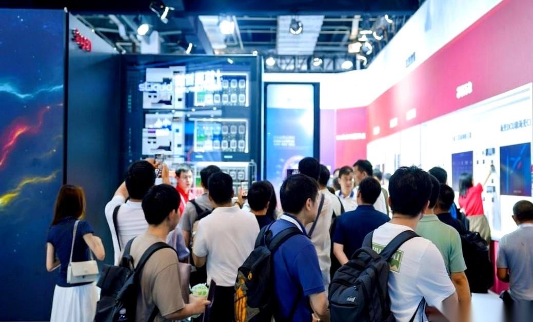 WAIC展会的曙光8000展区，这两天几乎被围得水泄不通。所有人都在确认一条刚传