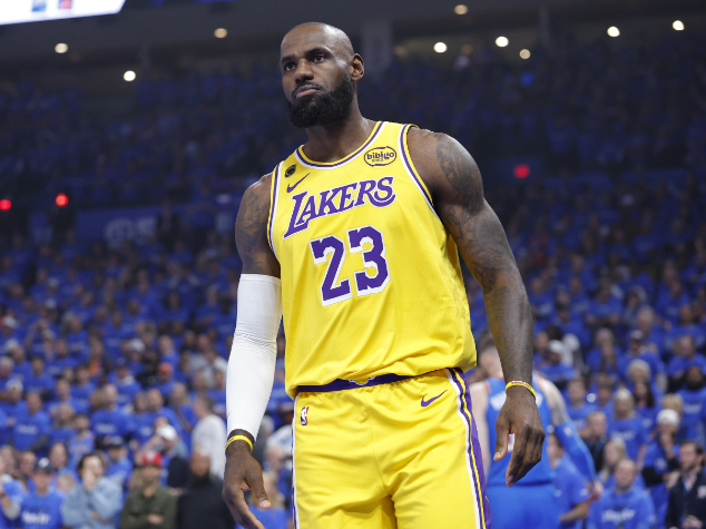 NBA名宿查尔斯·巴克利谈到詹姆斯，他表示詹姆斯留在湖人也不会有什么竞争力，如果