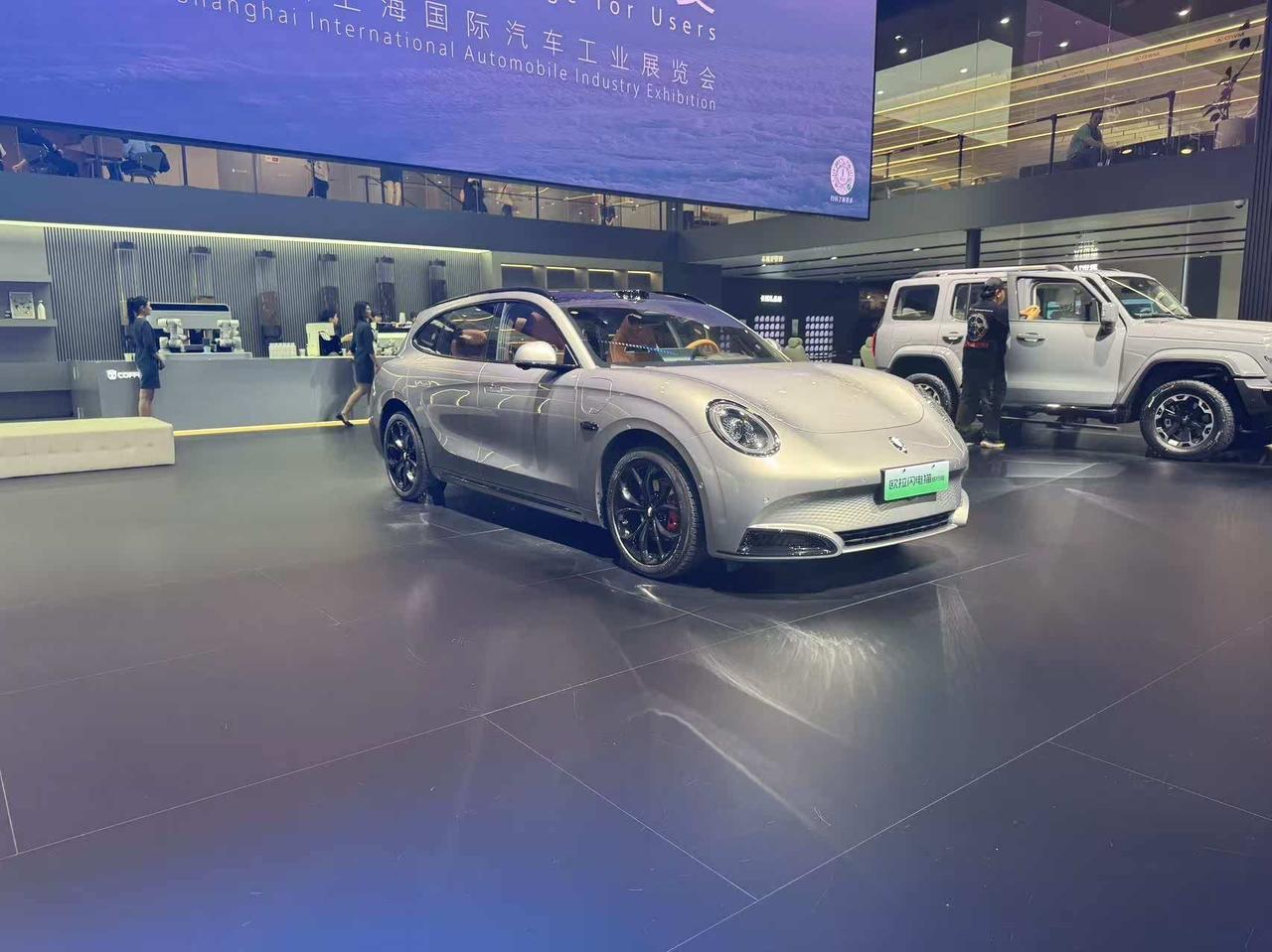 2025上海车展上，欧拉闪电猫旅行版正式发布，其车头延续标志性“大眼睛”柔美设计