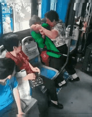 俩大妈的精力真是让人钦佩，从车上扭扯到车下，毫无疲倦感，但愿扭打完以后快快乐乐回