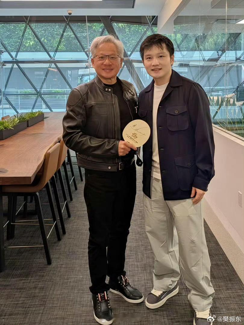 樊振东拓宽乒乓球运动员职业之路樊振东走的是一条乒坛前所未有的新路：从赛场的“超级