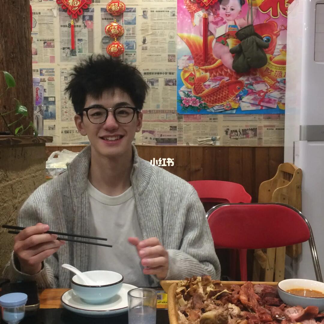 都说我和后面的娃儿很像