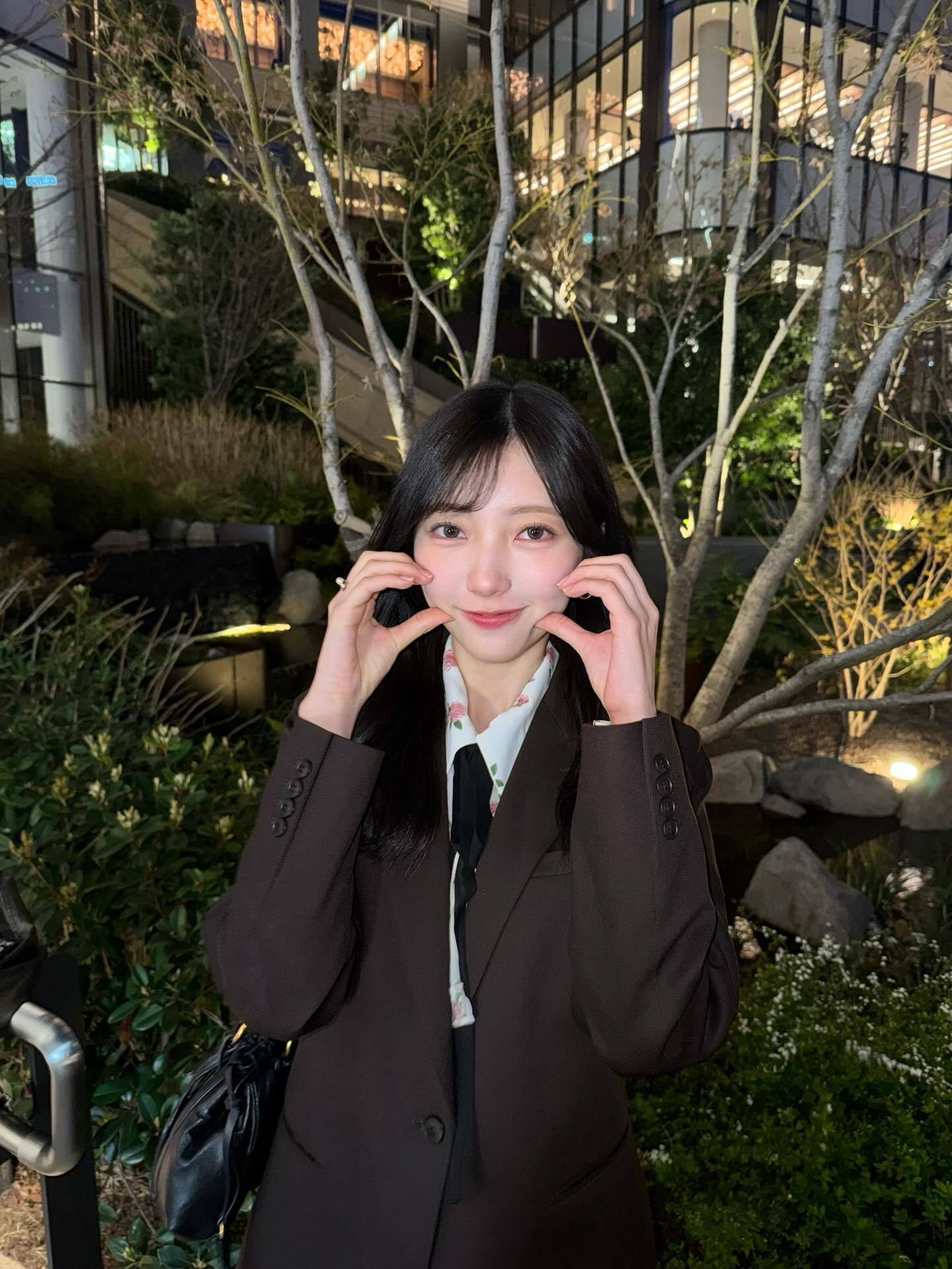 小西夏菜実🐺「パンケーキを食べた🥞最後のはみっちゃんの映りこんだ爪が黄色すぎ