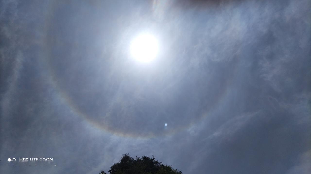 5月3日的曾家山，在去曾家镇的路上的观景台，拍到了日晕。这种日晕现象还是比较少见
