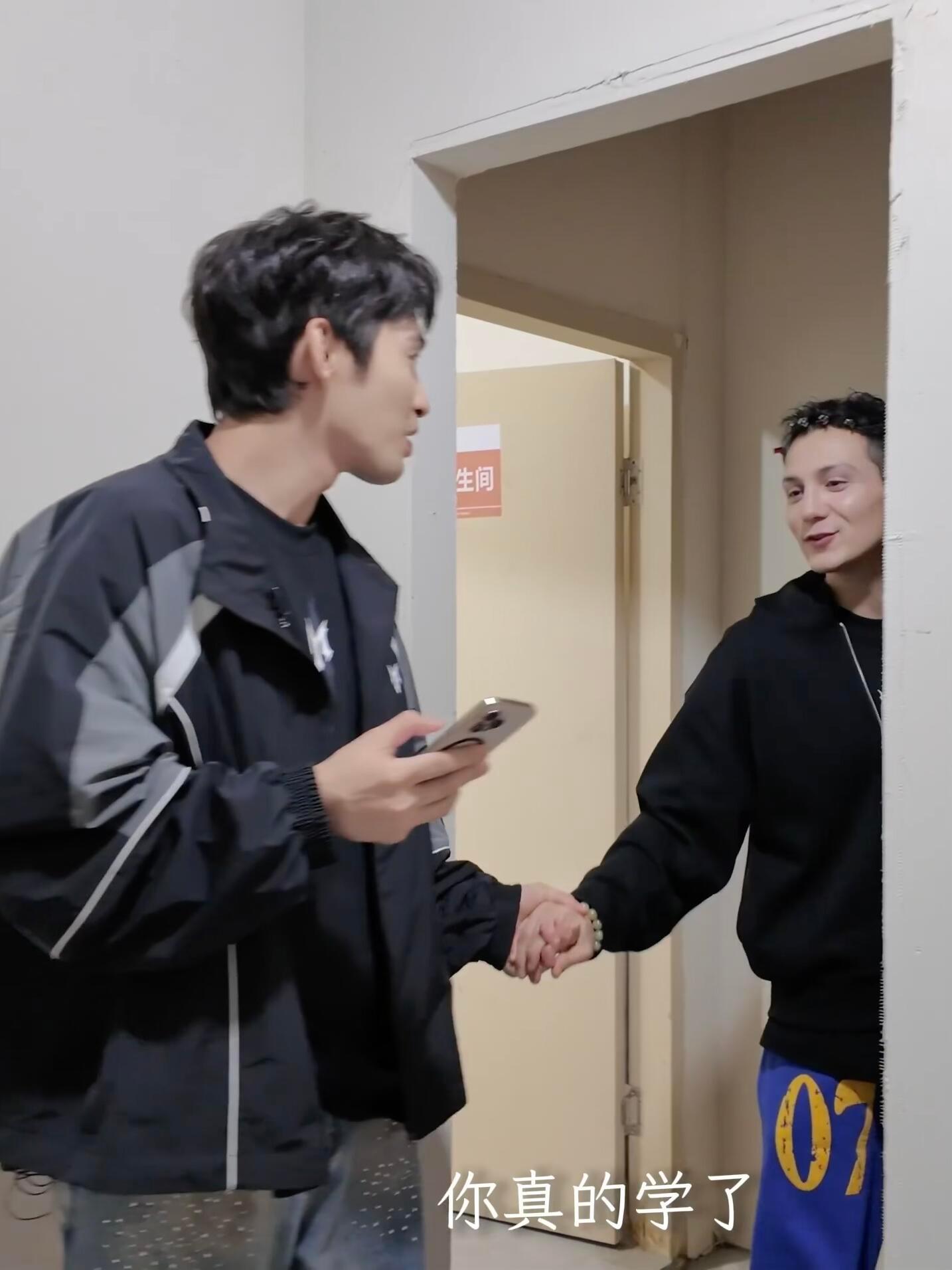 艾热张彬彬比心 艾热张彬彬互动也是多起来了，许愿有合作舞台[期待] ​​​