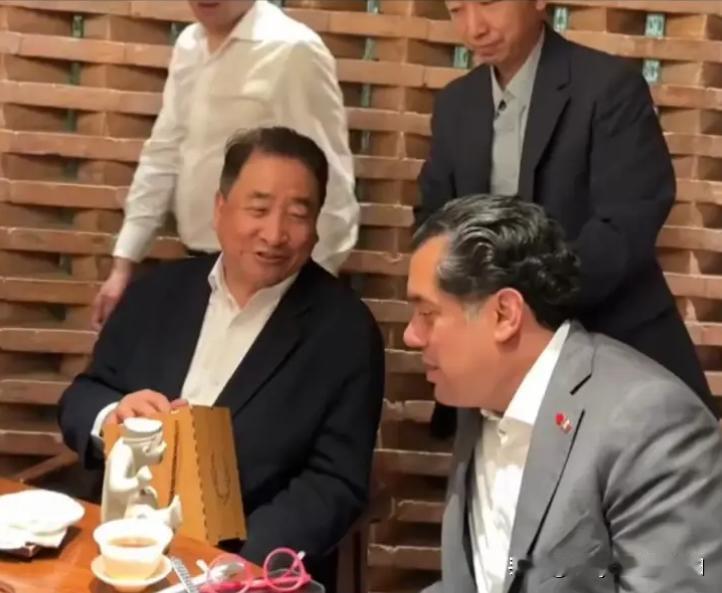 12月25日，75岁的相声名家姜昆老师，在美国加州的一栋大别墅里，领着一帮老艺术