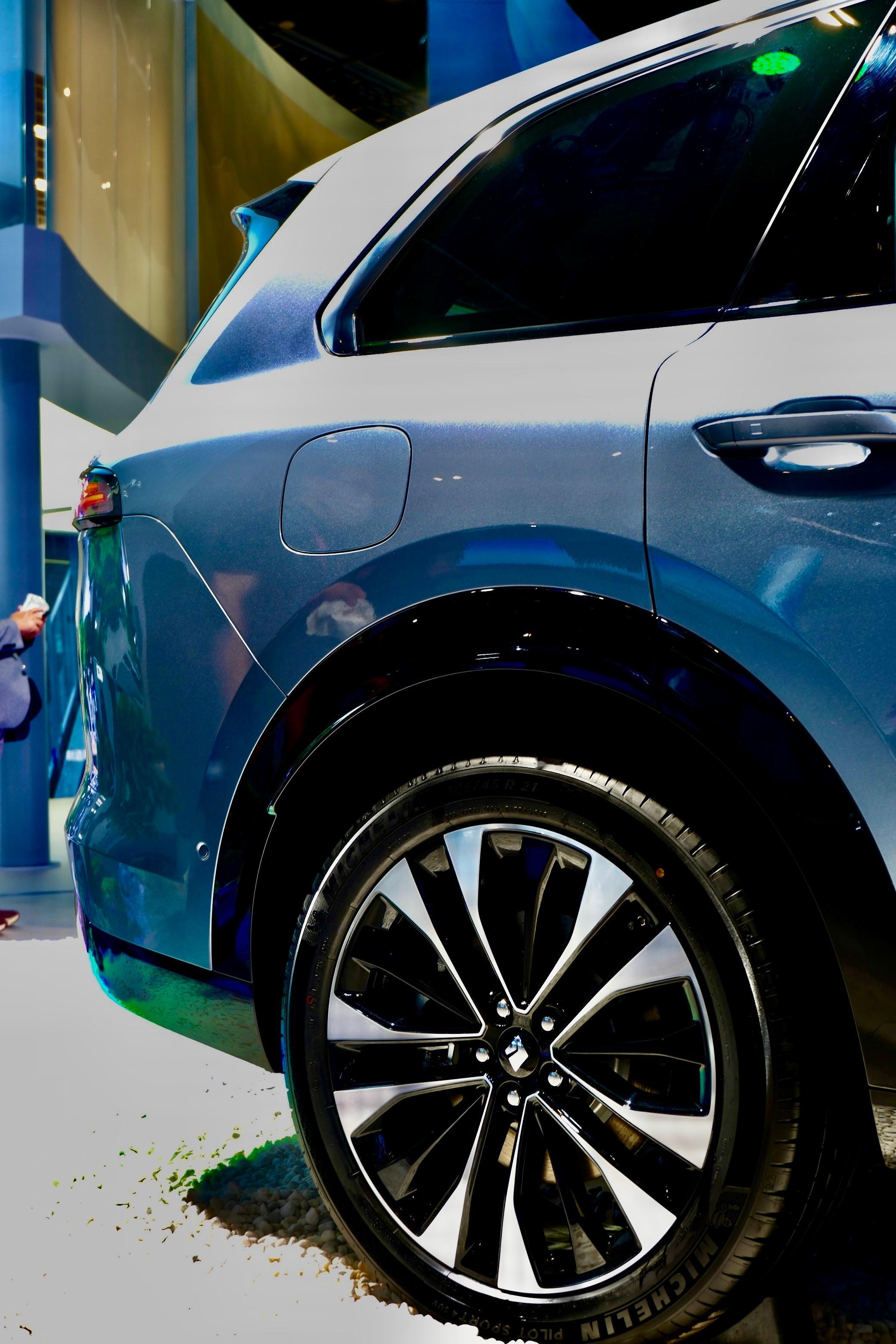 五菱两台大六座车车尾设计风格不同但是都挺有自己专属特色的五菱星光l北京车展发布