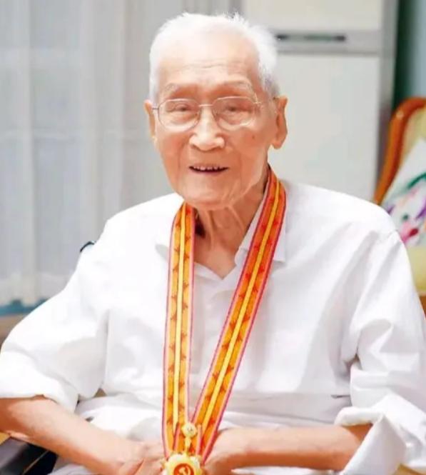 那艘从香港开来的轮船刚驶入内海，甲板上的中年人就没松开过栏杆，指节泛白，视线死死