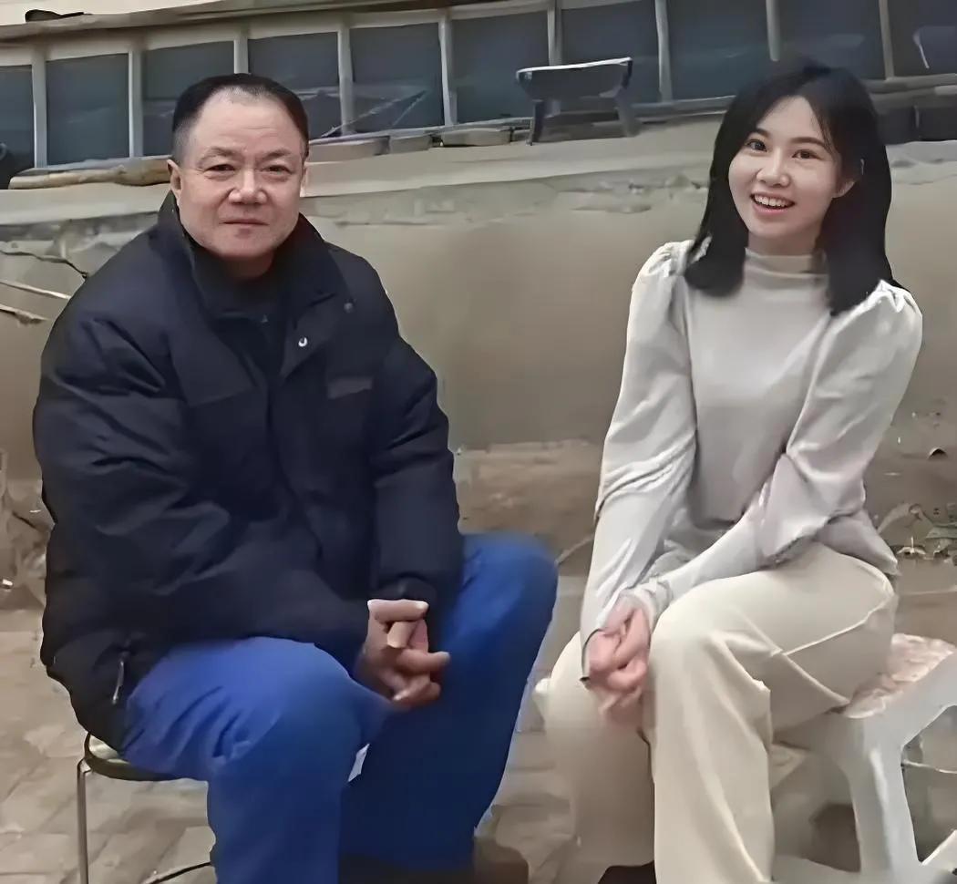 洋妞花在直播中否认自己的养父是卖家
杨妞花回河北邯郸老家看望养父，她在直播中否认