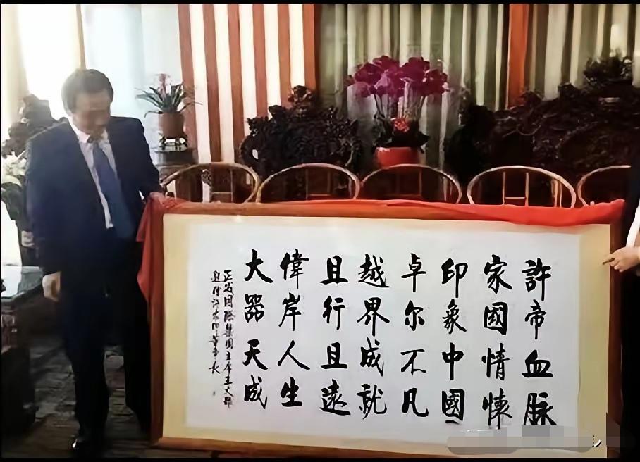 这马屁拍的真响，只不过现在是斯文扫地，可悲又可笑。写出这么肉麻的人不知道今天怎么
