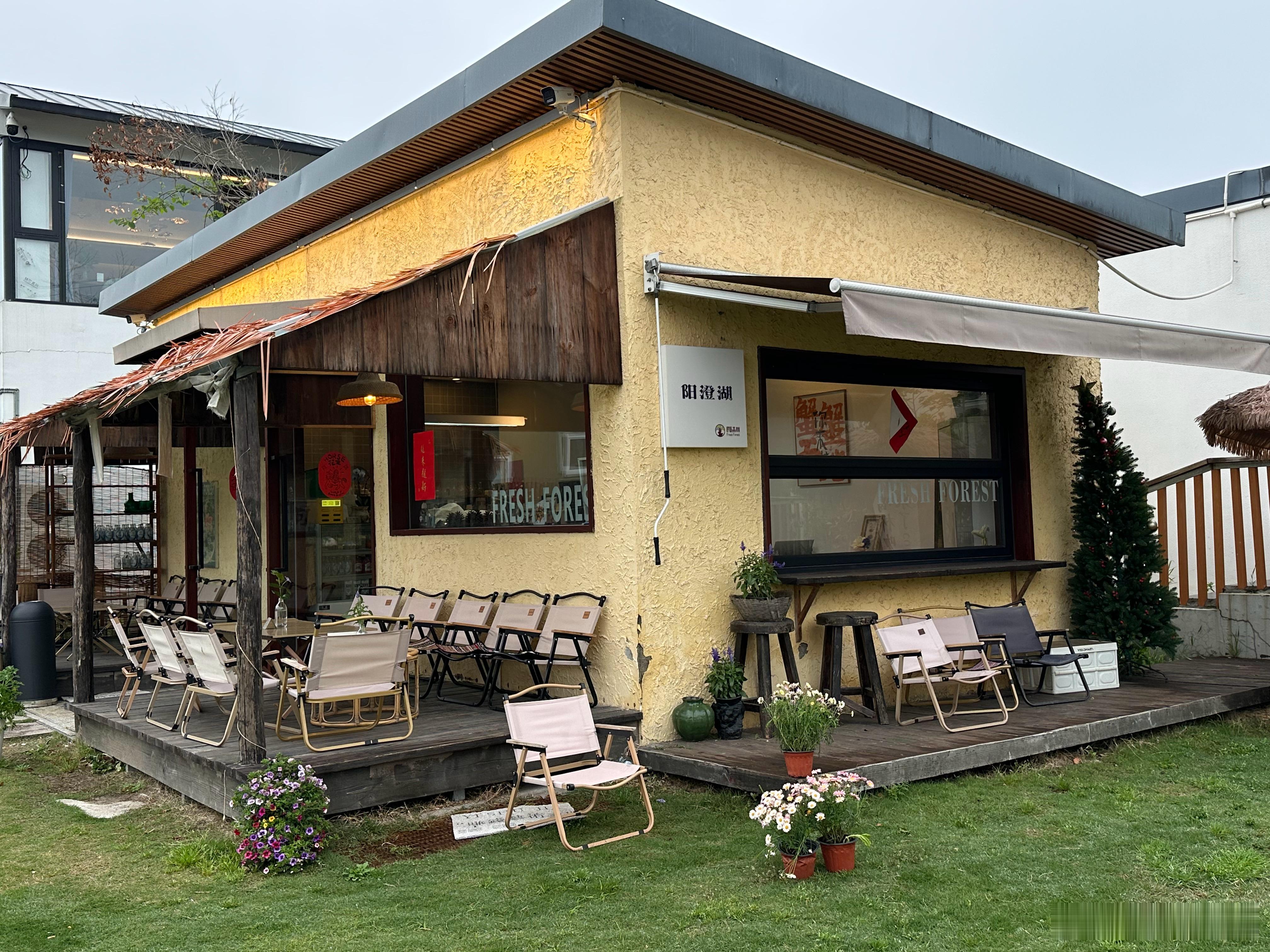 阳澄湖边的春日漫游。味觉公路的林荫道，青荷农场的软草坪，还有藏在路边的犀牛咖啡，