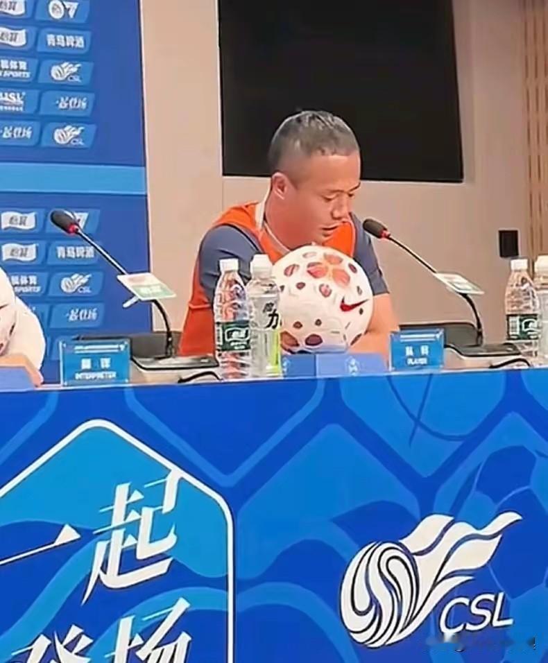 孙正傲这趟回黄龙，味道有点不一样。

这位1994年的中卫，浙江青训自己人，从梯