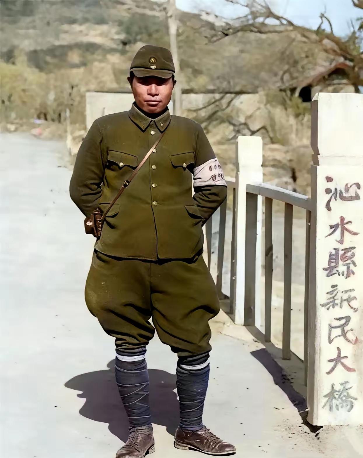 这不是演员饰演的，
这是侵华日军的真实相貌！
照片中这座桥，
位于护城河上，
是