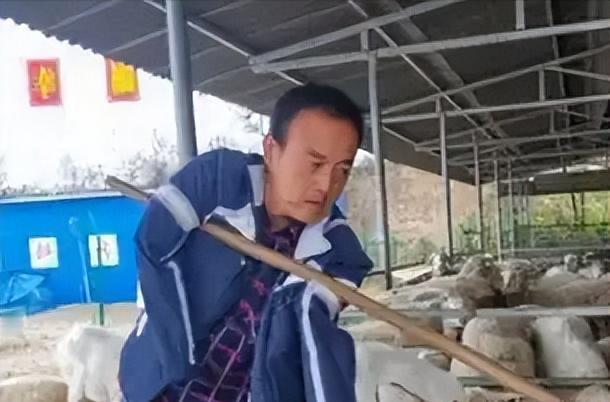 2003年，上门女婿刘斌意外失去双臂，丢掉工作的他被妻子一家扫地出门，带着年幼儿