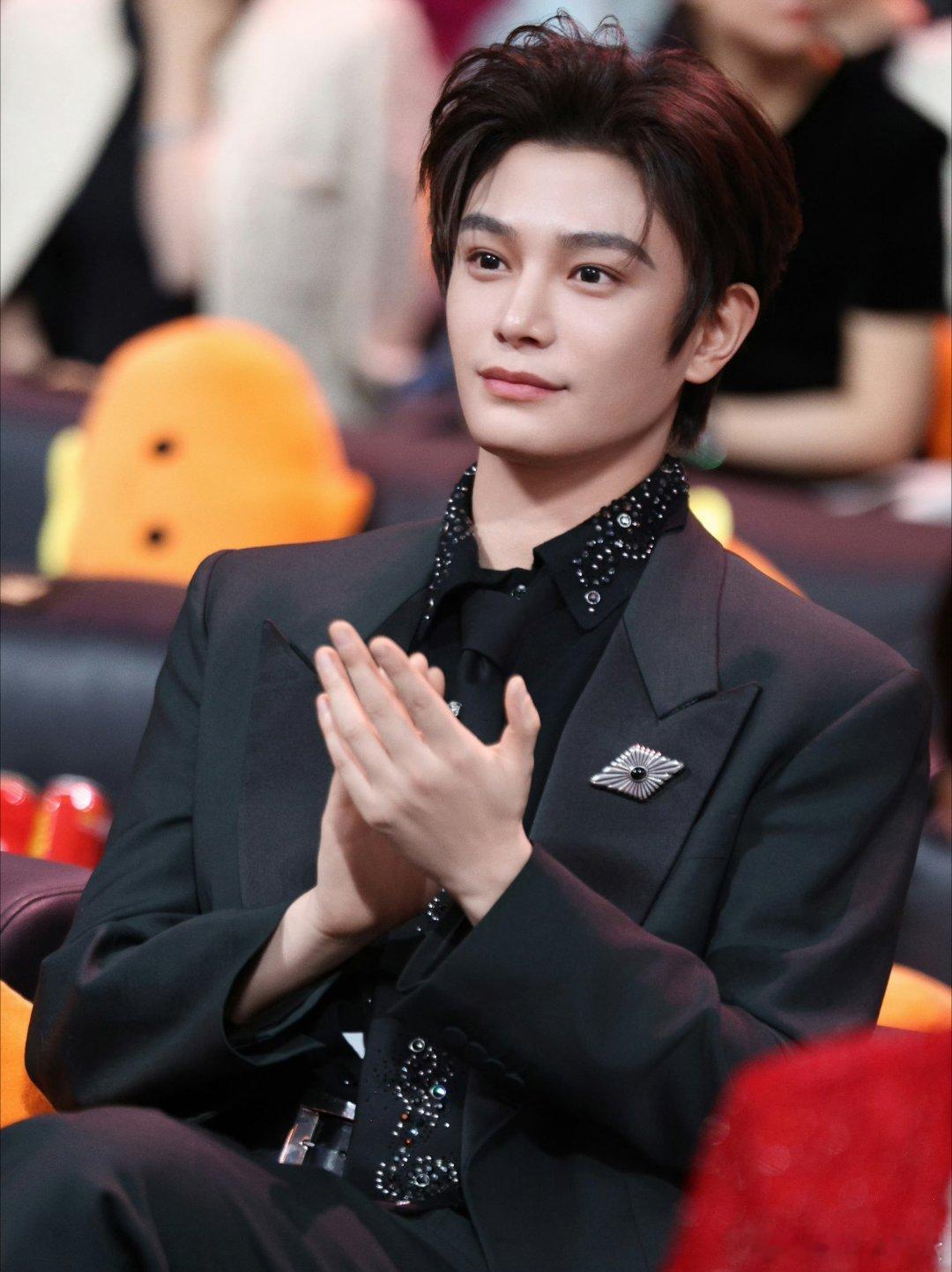 丁禹兮电影天才游戏 dyx丁禹兮陈伦﻿ ﻿我喜欢的少年打天上来，他无意掀翻烛火，