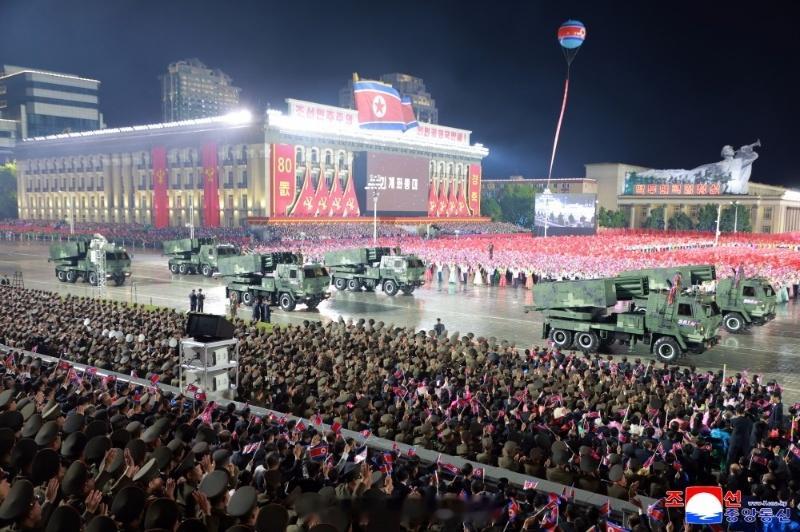 🇰🇵新型中轻型自行火箭炮（类HIMARS构型）烽火问鼎计划每天认识一件兵器 