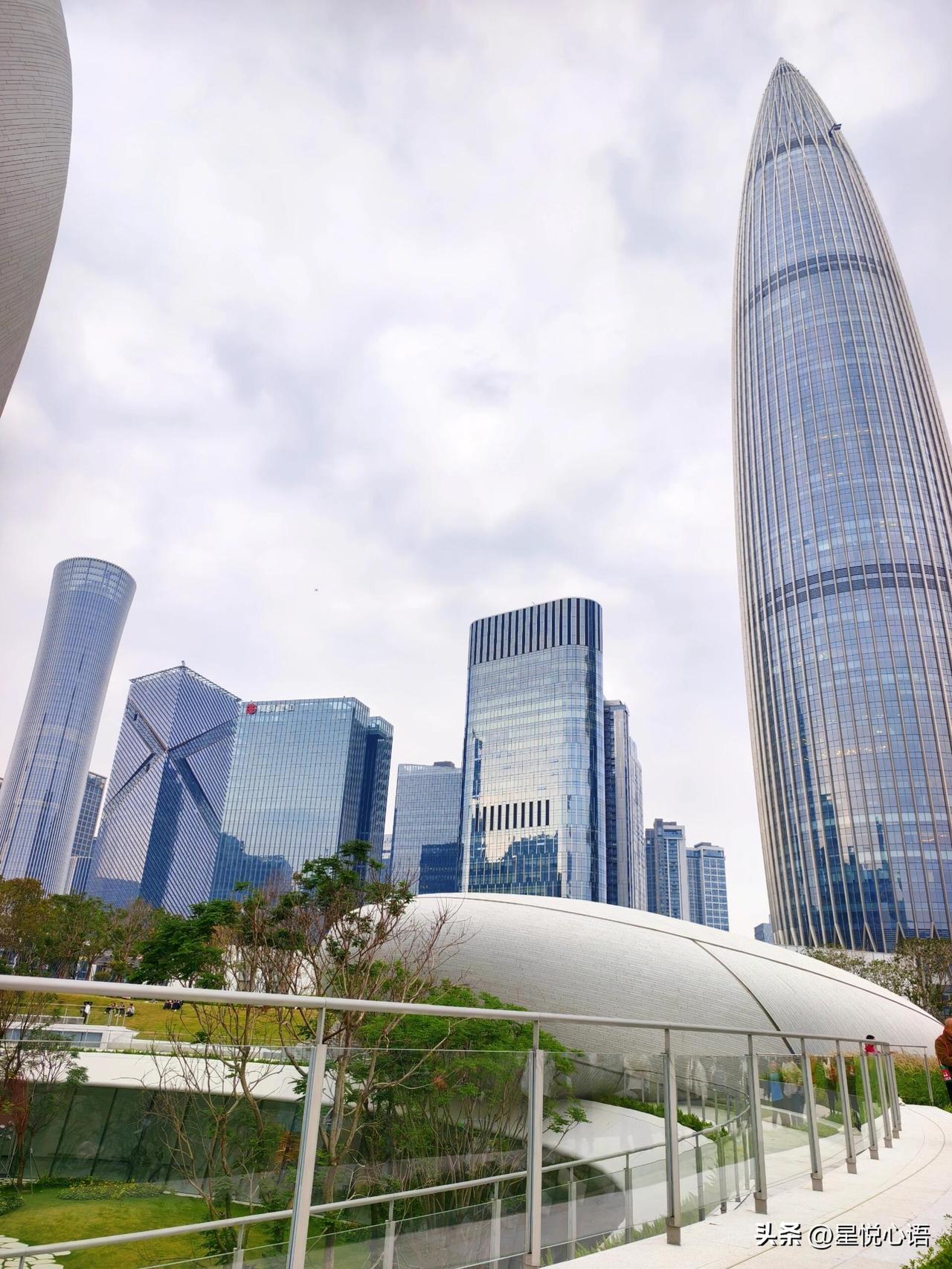 逛完深圳后海，体会了什么是中国速度！
抬头是春笋的玻璃幕墙闪着光，低头是水街倒影
