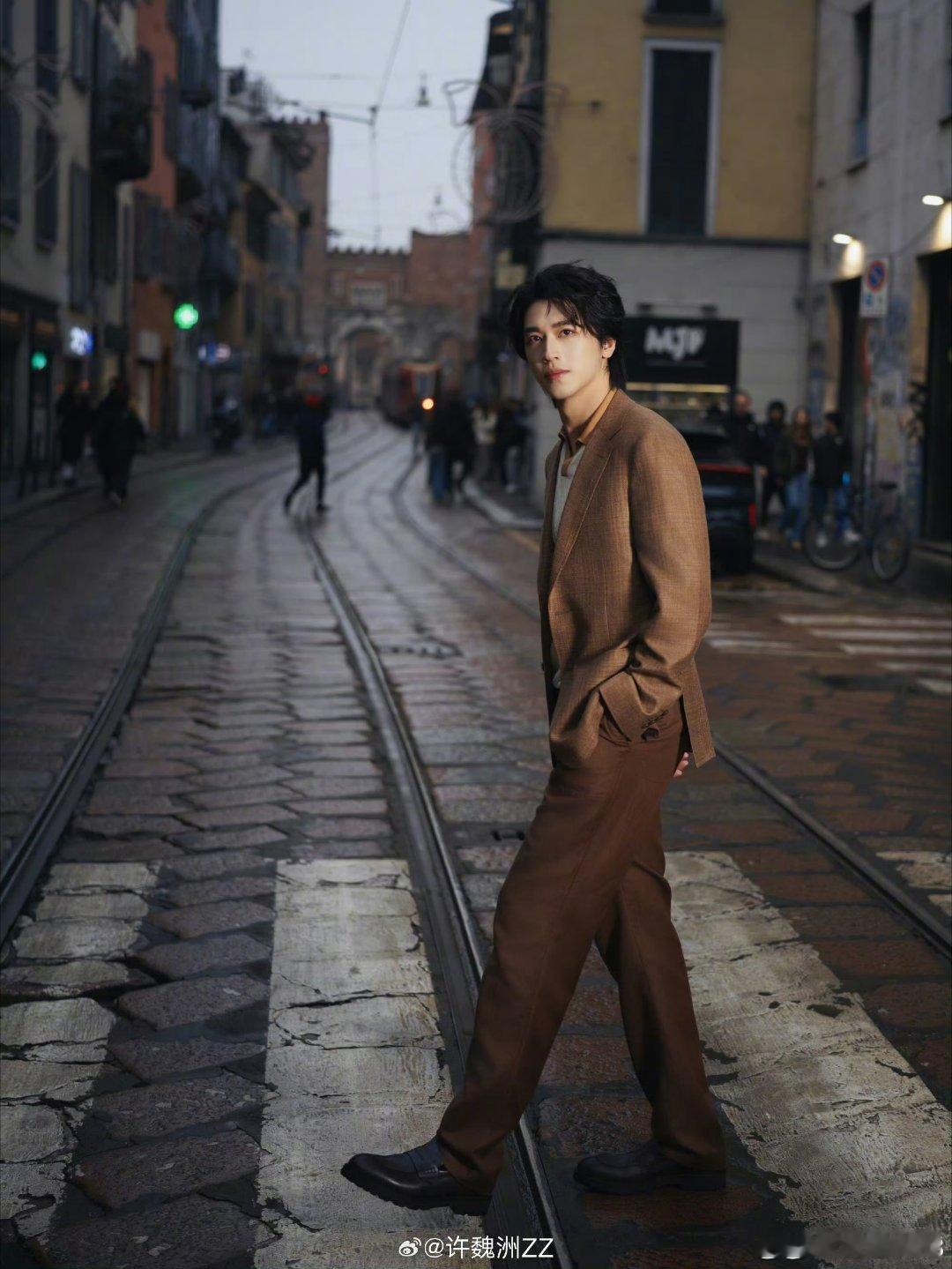 许魏洲第一章逃离家族的少爷许魏洲饰演逃离家族的少爷，氛围感拿捏堪称一绝。仅仅一个