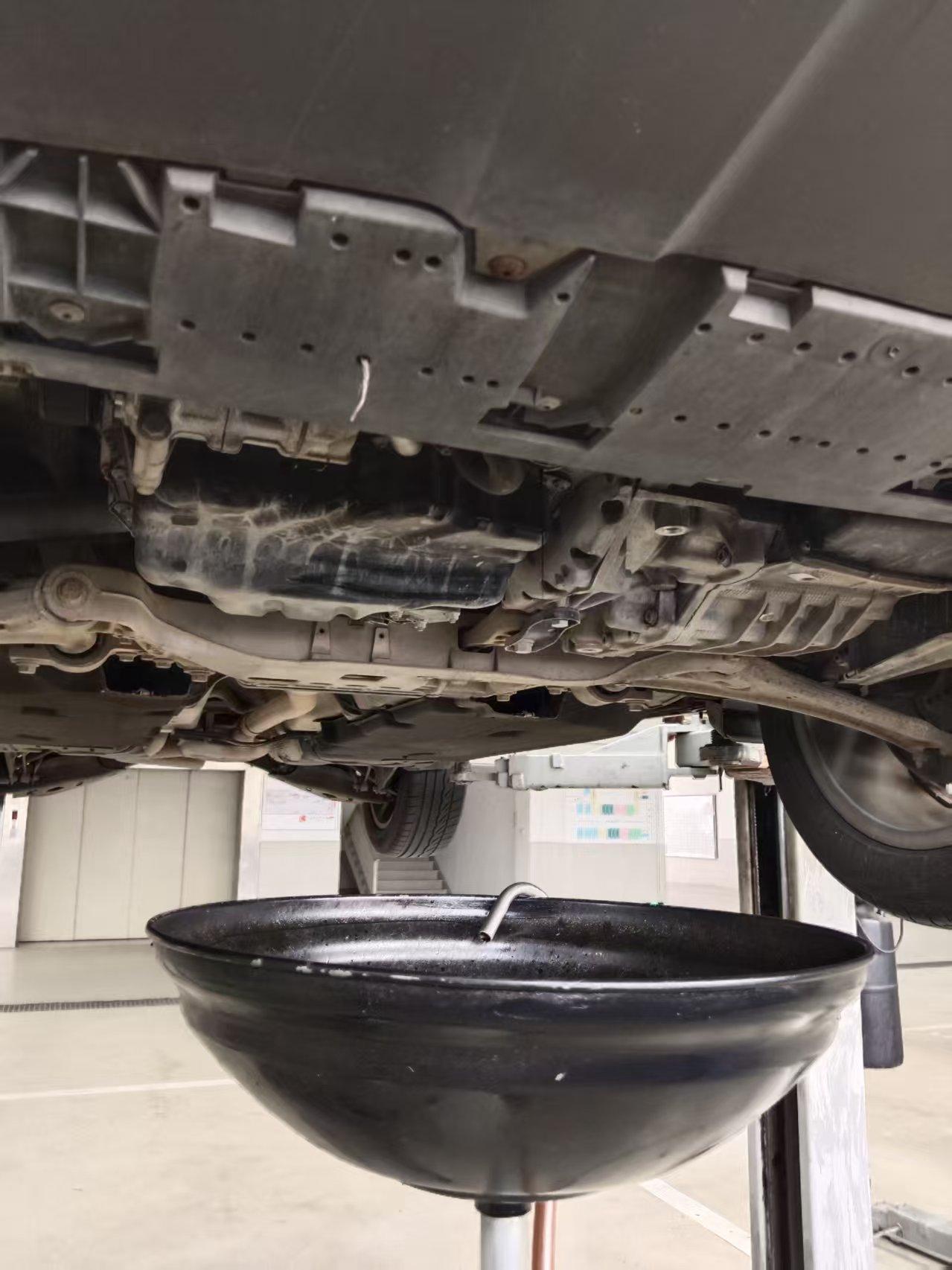 5000公里换机油？别闹了，那是4S店在给你洗脑
先说一个可能得罪人的观点：
“