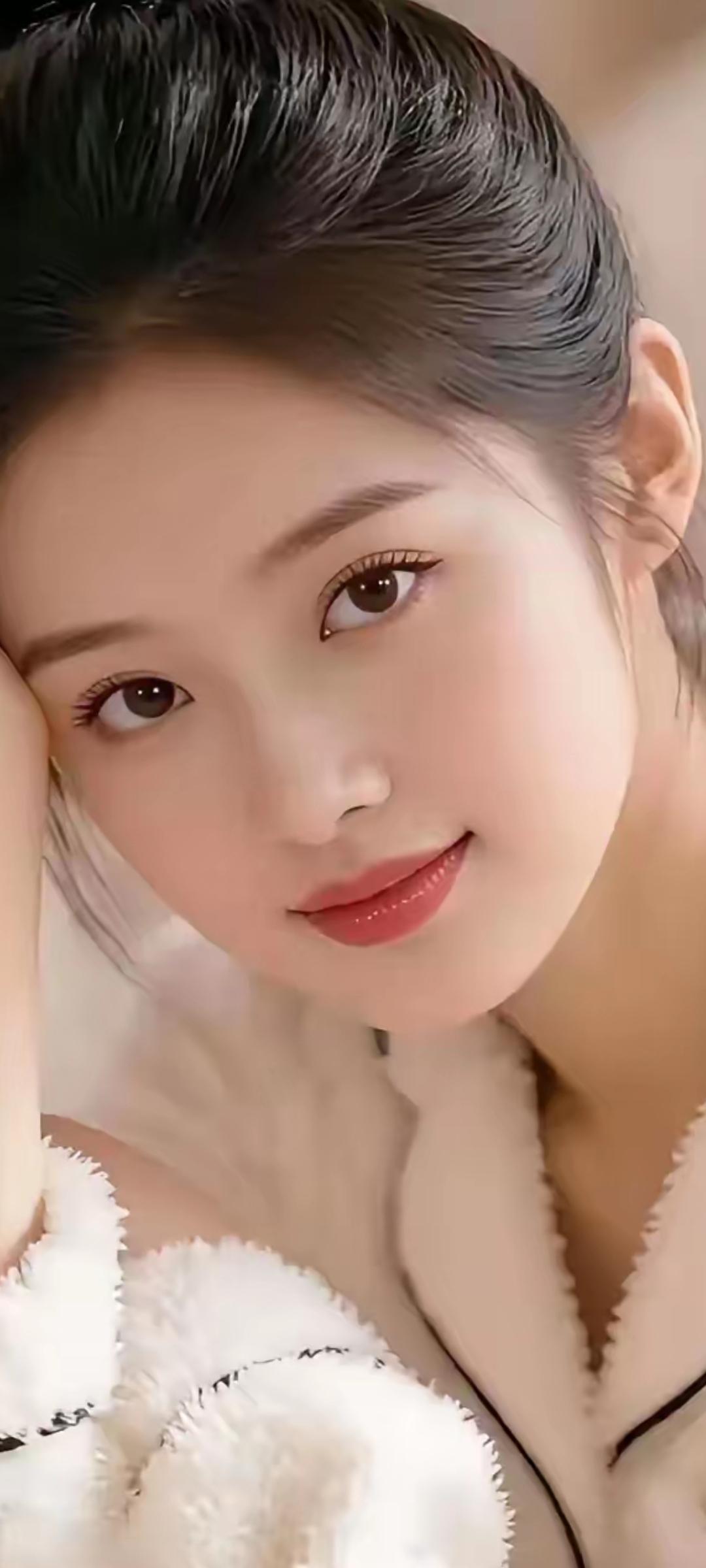 温柔甜美的自拍，白色毛绒外套，微笑的少女心💕