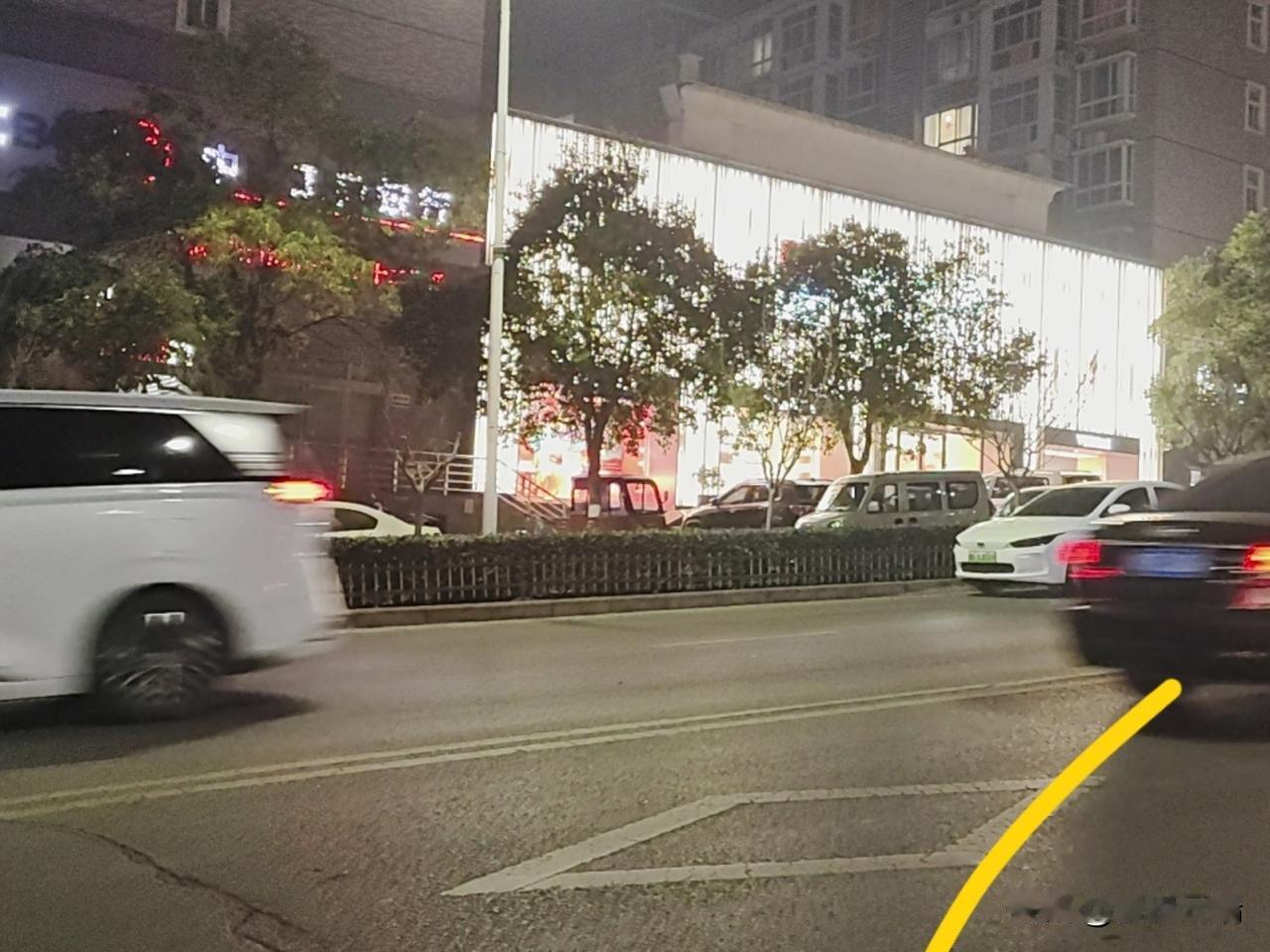 夜街光斑
 
晚高峰刚散，街灯便接了暮色的班。我坐在缓行的车里，看窗外车流揉碎成