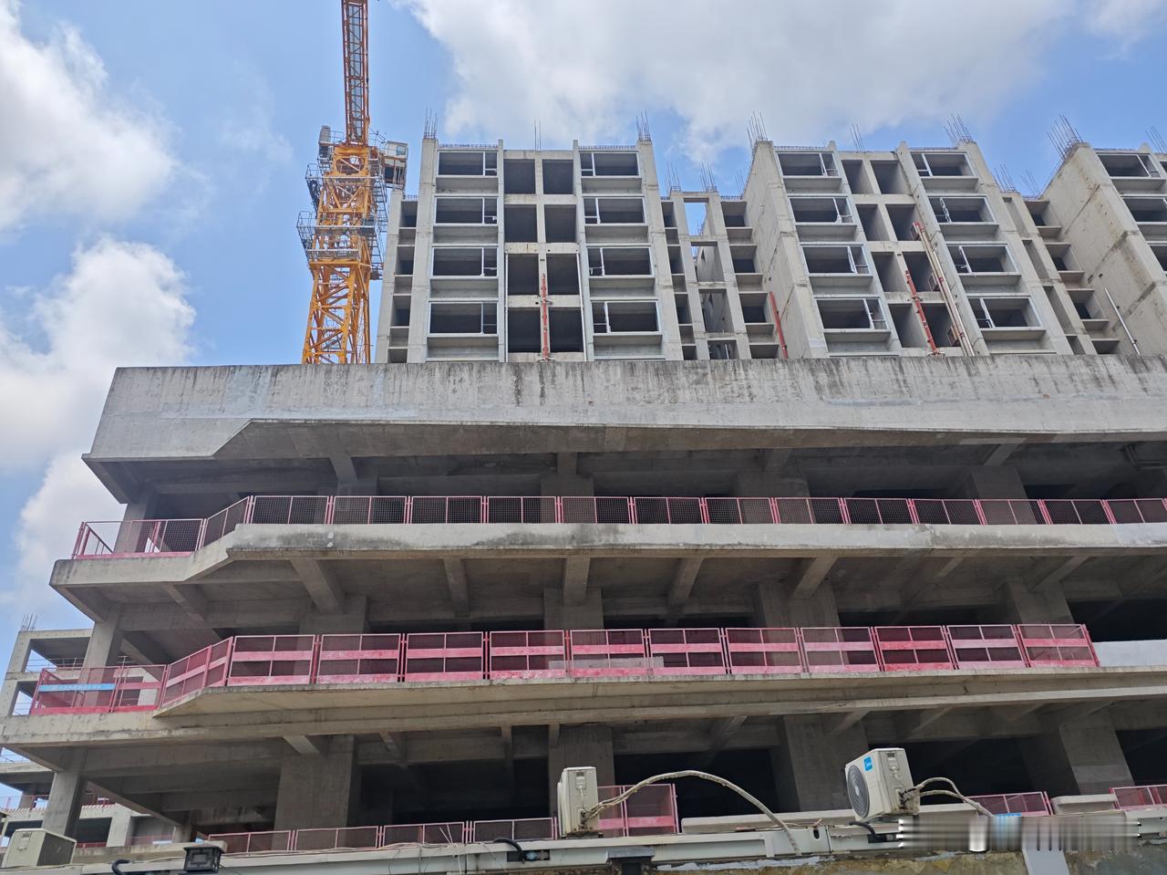 又创造了1万块钱的GDP，
业主给总包付了1万的设计费，
总包又找我做了施工图，