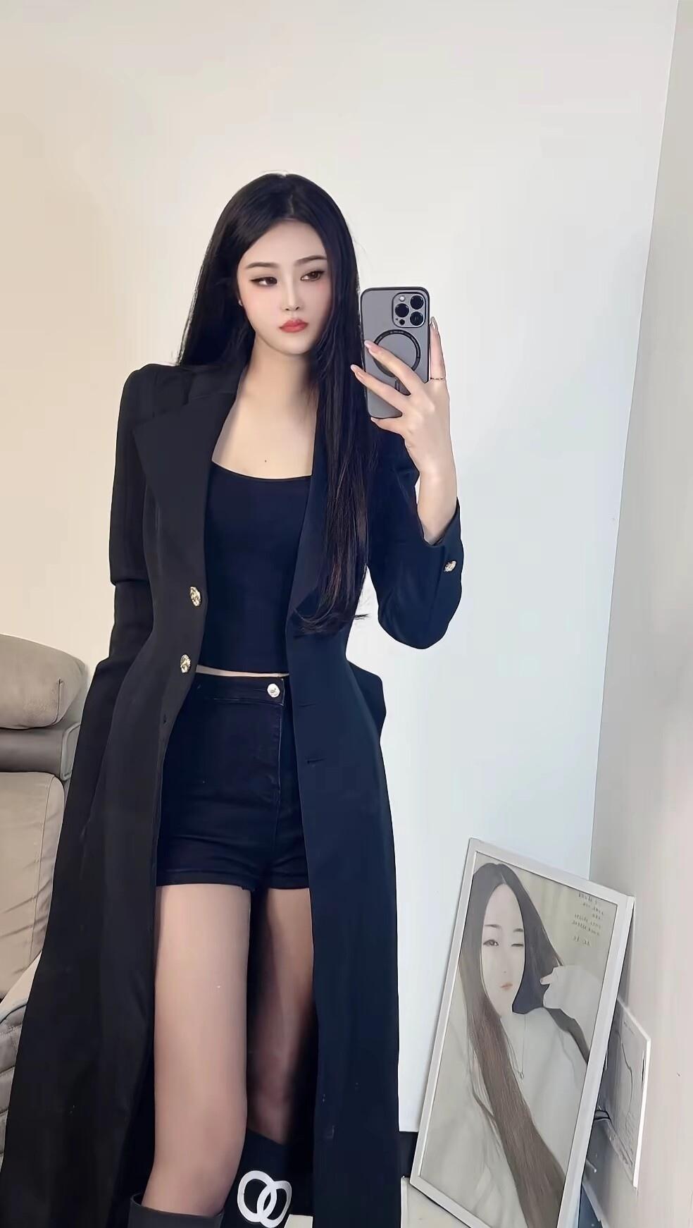 黑色西装外套搭配短裤，简约又帅气，搭配长筒袜，尽显时尚感！💃🏻👗👠