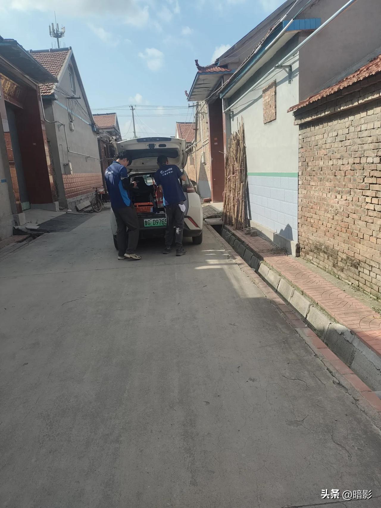 今天早上，我正在外面和老婆逛超市，忽然接到一个电话。这个电话是移动的宽带维修人员