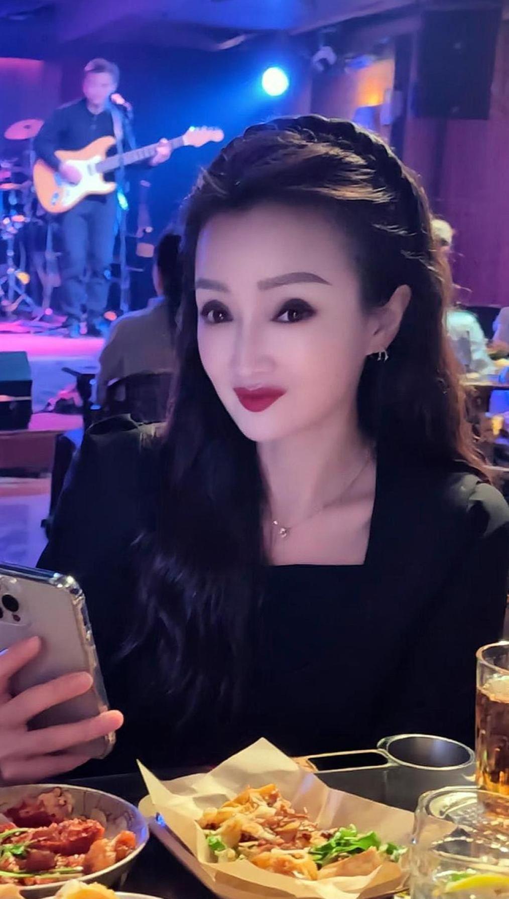 这辈子没有活成自己想要的样子，也没能活成别人喜欢的样子，活了半辈子不仅...