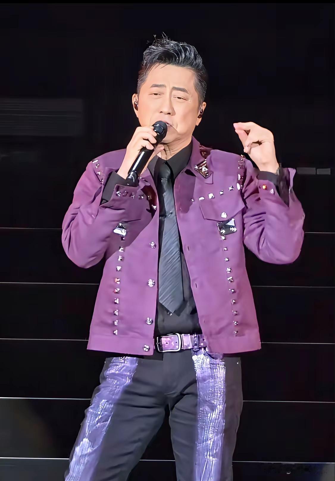 哈林庾澄庆
男人最坏的一点就是拖时间，拖到对方开口或者对方犯错，然后他冠冕堂皇地