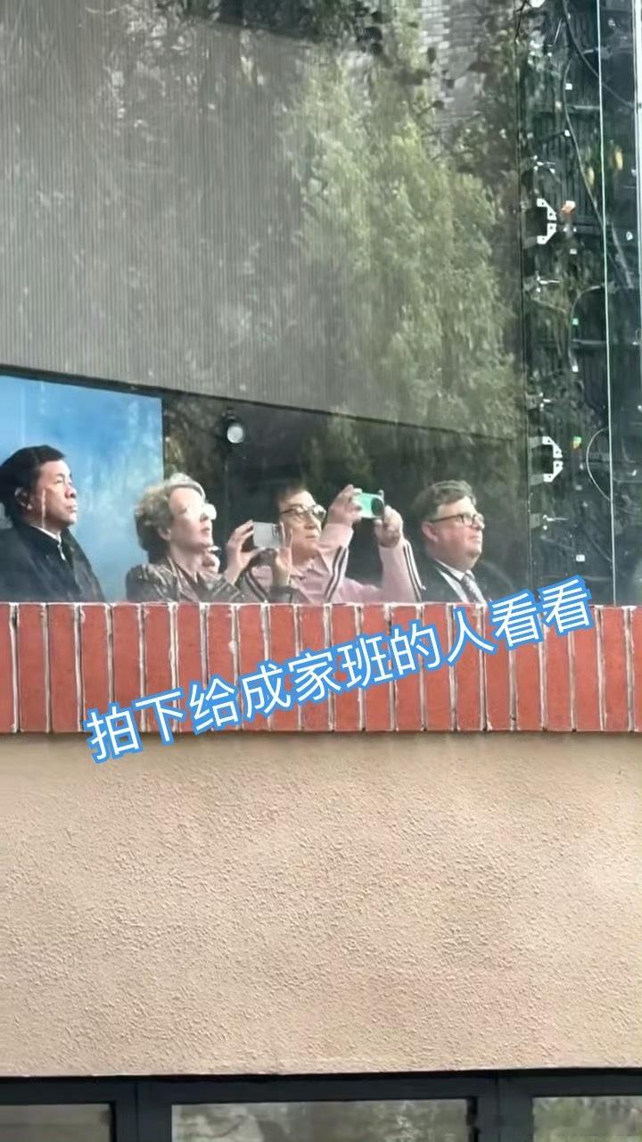 成龙 全部收进成家班路人捡到爬树：有点慌成龙捡到爬树：捡到宝成家班队伍逐渐扩大 