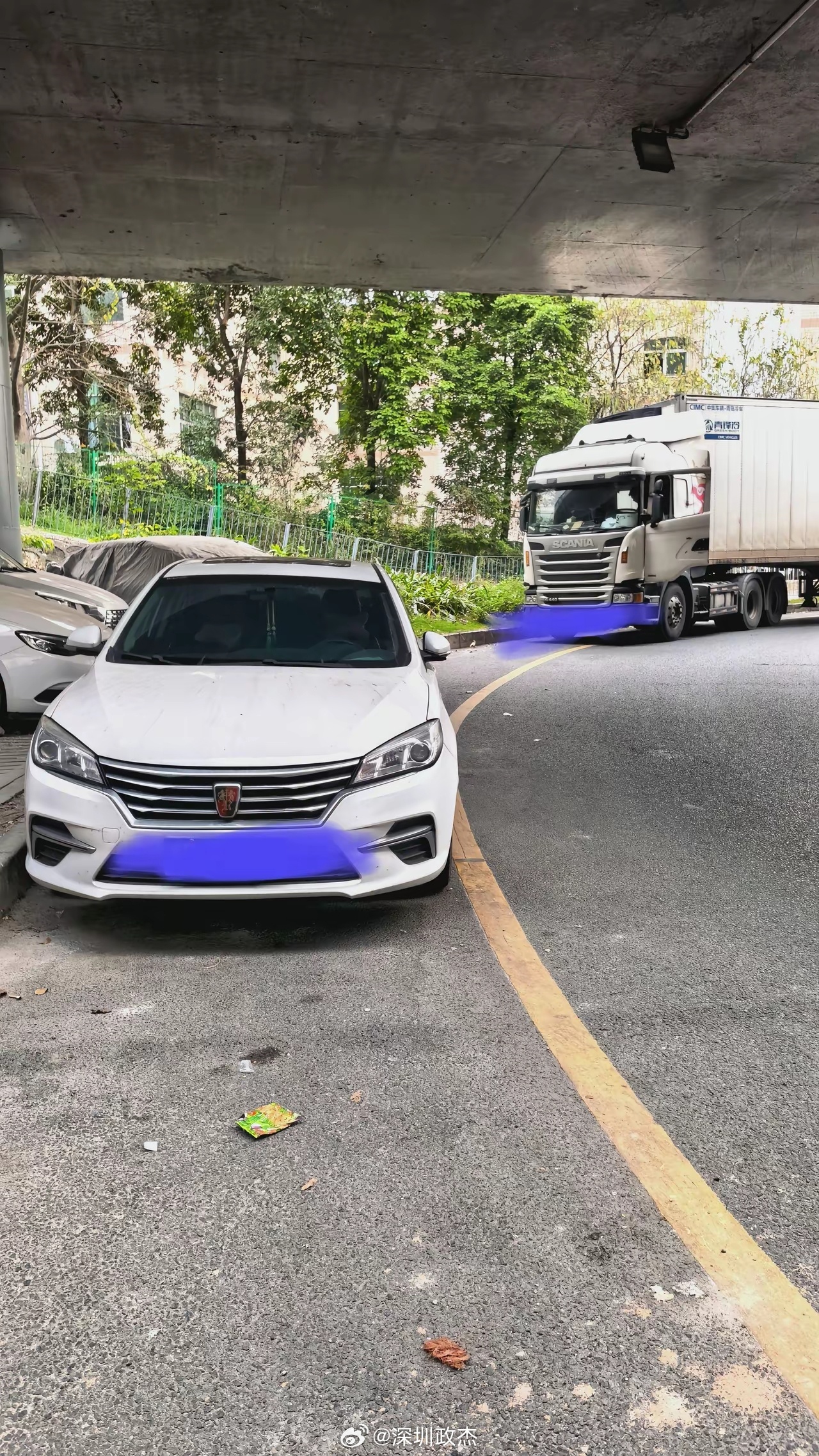 外地车来深圳乱停车，罚款2000元。原因是违停阻碍道路通行并造成拥堵，正常罚款是