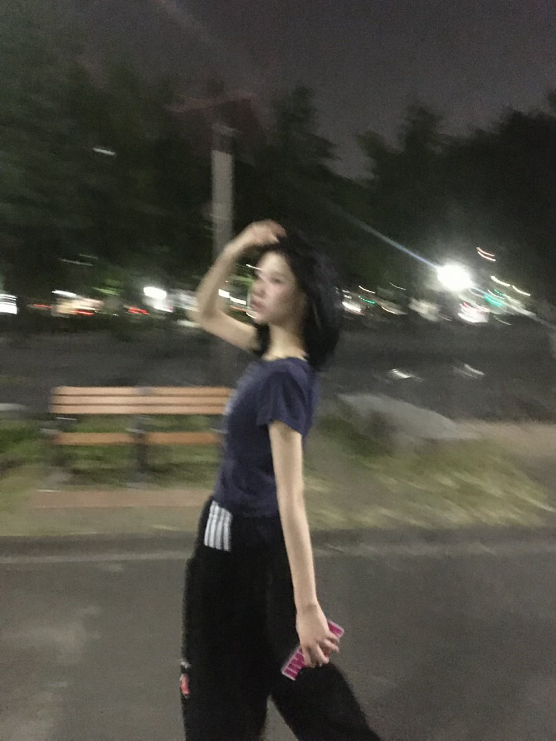 场景两个人一起散着步 