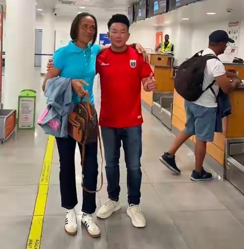 为啥温州商人要助力佛得角门将母亲去看世界杯？
今天是端午节，亲友聚会！
众人聊天