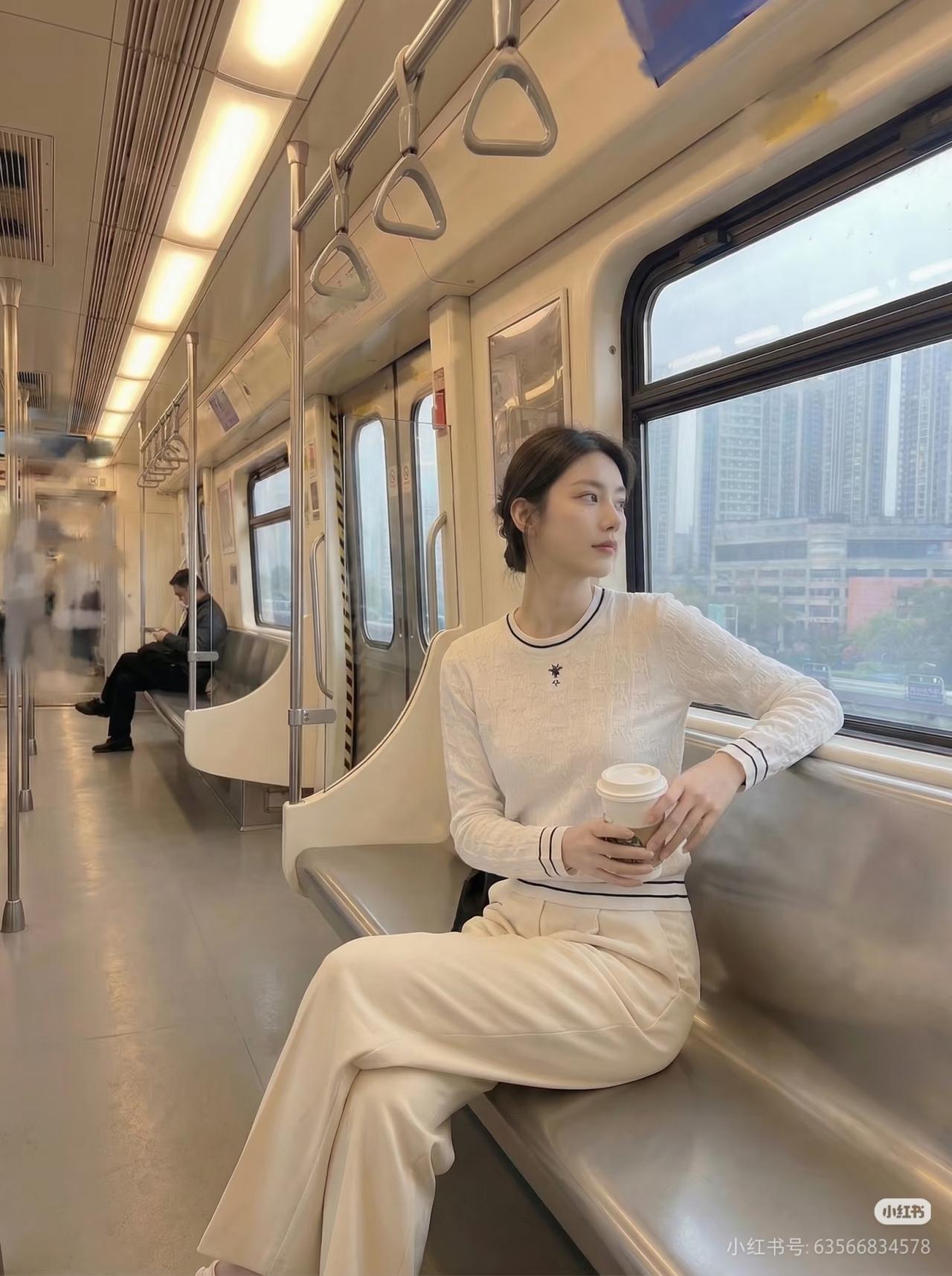 轻舟摇曳水，美人倚窗思。