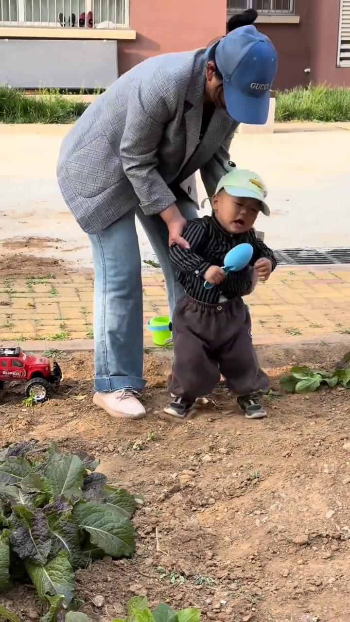 你再把它领起来，再拎起来。