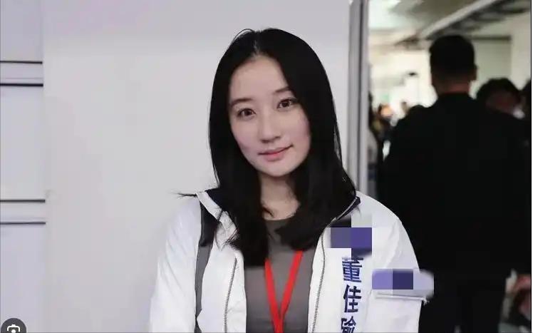 郑丽文率国民党14人代表团访陆，团队里最受关注的莫过于30岁的国际事务部主任董佳