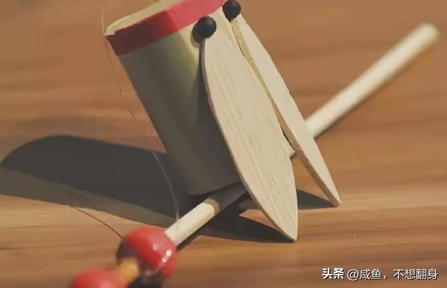 鲁迅就给他儿子买过竹知了。
鲁迅的儿子拿着它在上海滩一阵转动，发出来哇哇的叫声，