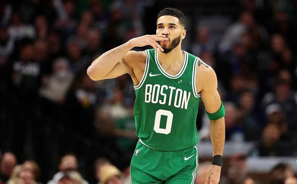 NBA季后赛首轮G3，凯尔特人今日客场对阵76人。比赛战至第二节，凯尔特人球星塔
