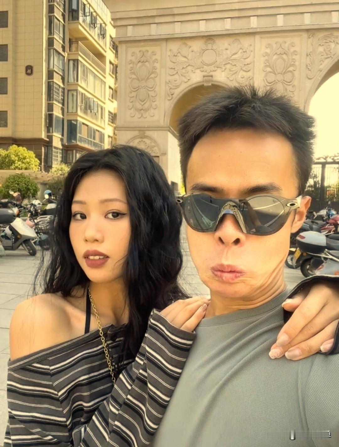 赵家驹说，2023年认识了妻子亚薇，那正是他人生起飞的阶段。亚薇没有陪伴自己走过