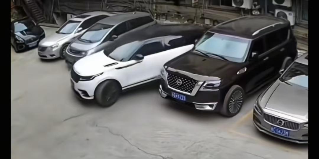 幸好是路虎车主，如果换个普通人，就是另外一个倾家荡产的故事了。算算这得赔付多少？