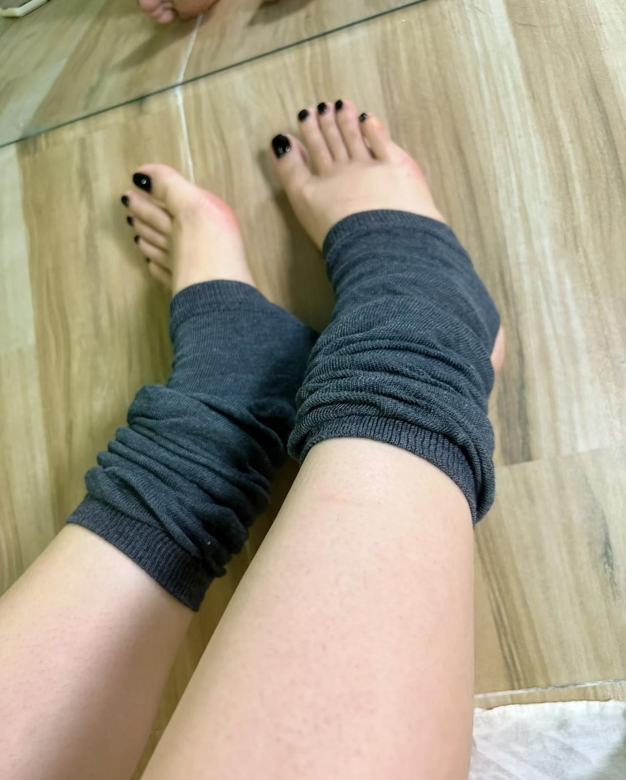 宝子们，堆堆袜真的是时尚界的“百搭神器”！像图里这种针织堆堆袜，随意堆在脚踝处，