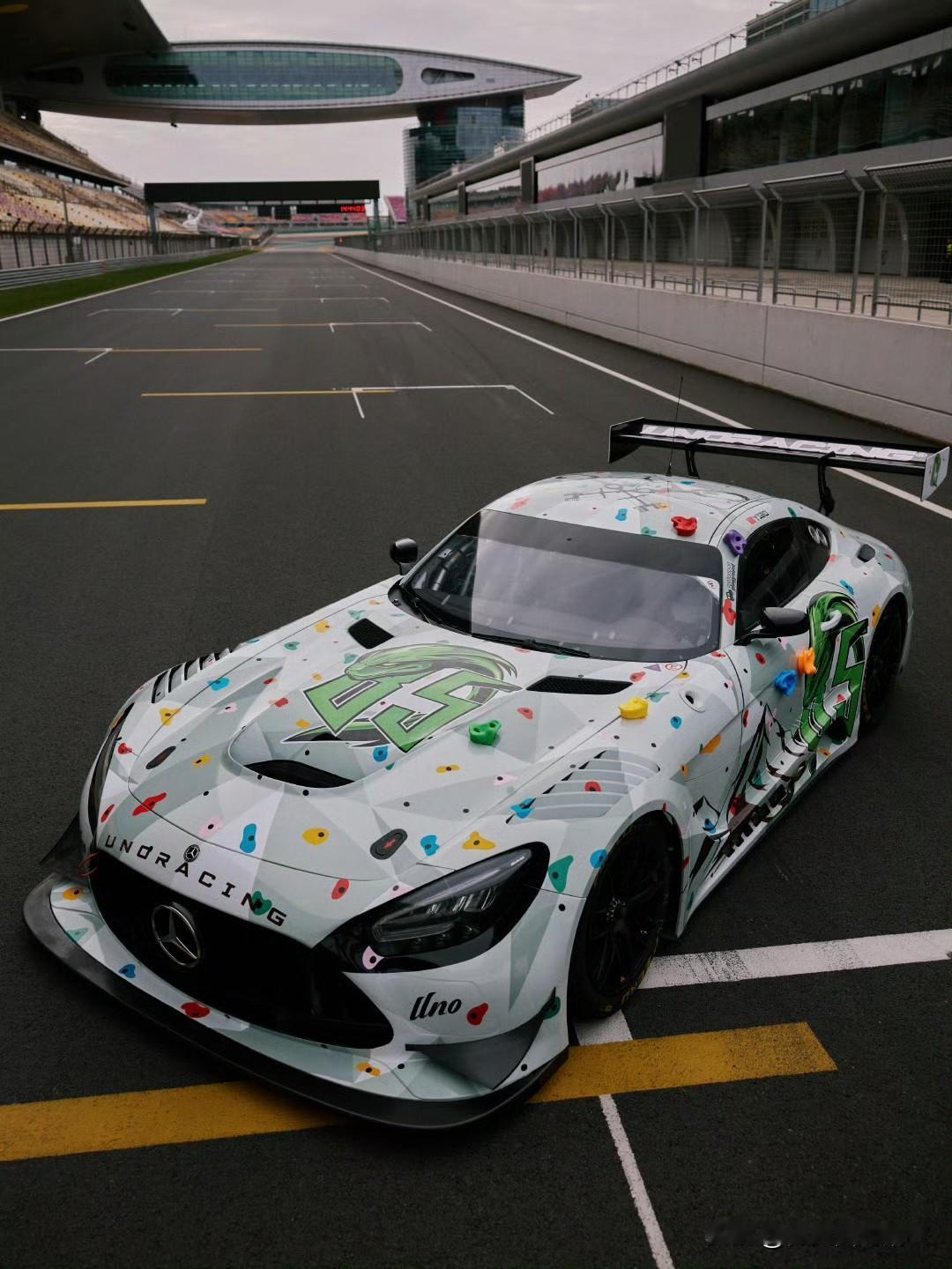 新赛车服很酷，
新赛车涂装明媚时尚，
追随王一博在雪山滑雪攀冰，以及探索新境2的