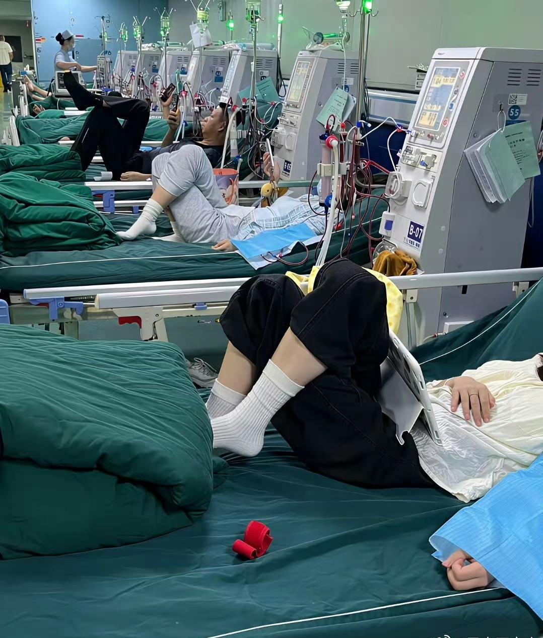 一个经历透析20年的中国人，说她拜读完牢a的斩杀线后，落泪了…

看到她的配图是