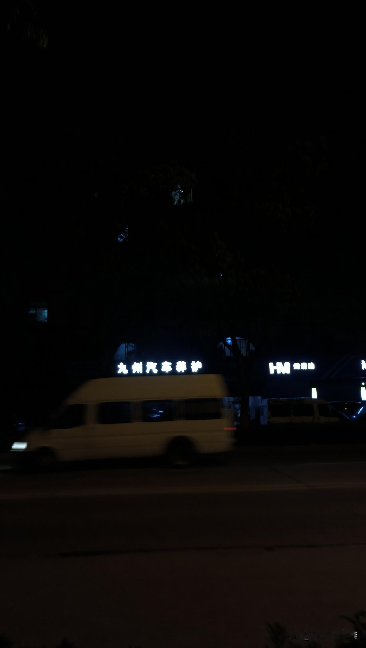这就是被人民日报央视点名表扬的宁波北仑汽修店！
汽修店老板用海姆立克急救法，救了