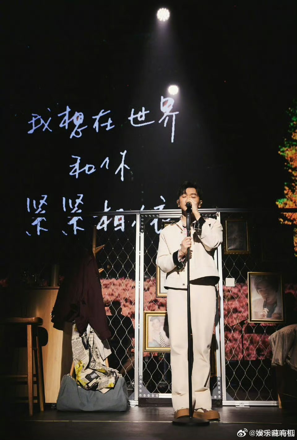苏有朋红蜻蜓演唱会 现场的合唱声浪一波高过一波，大家挥舞着荧光棒，仿佛置身于一场